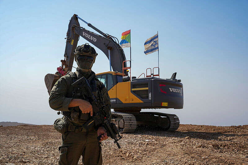 עם דגל העדה הדרוזית ודגל ישראל. "אין לוחם דרוזי שלא ביקש להצוטרף לשיירת הסיוע , אייל מרגולין