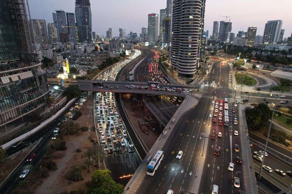 פעילי מחאה למען החטופים חוסמים את איילון צפון
 , איתן סלונים