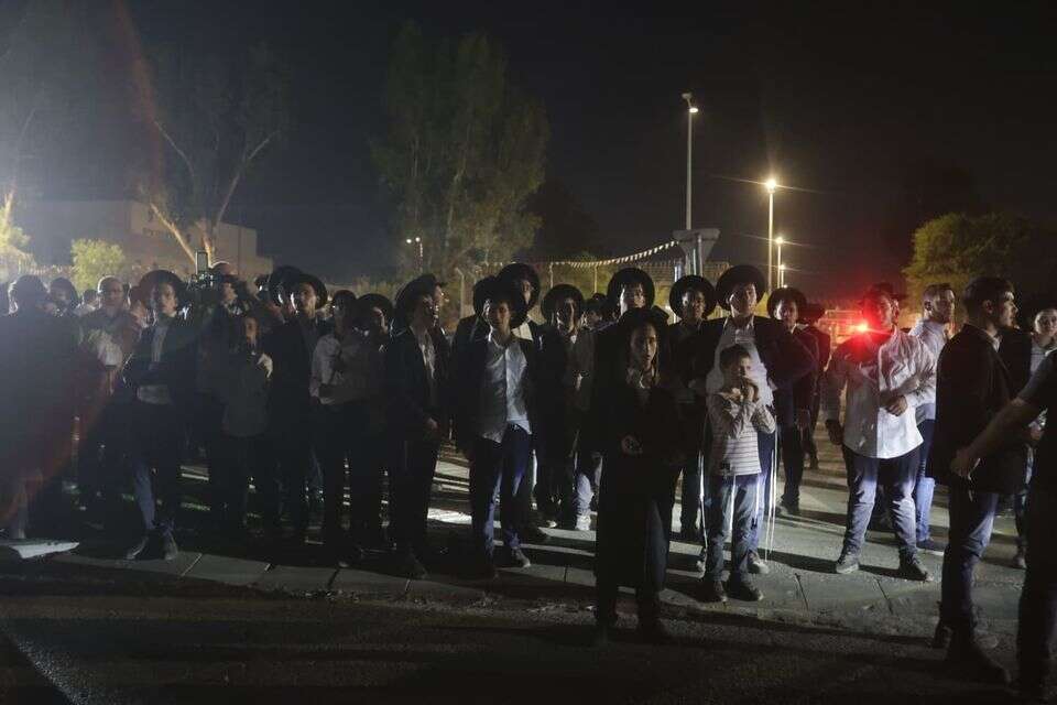 חרדים מפגינים מחוץ לכלא 10 , ללא