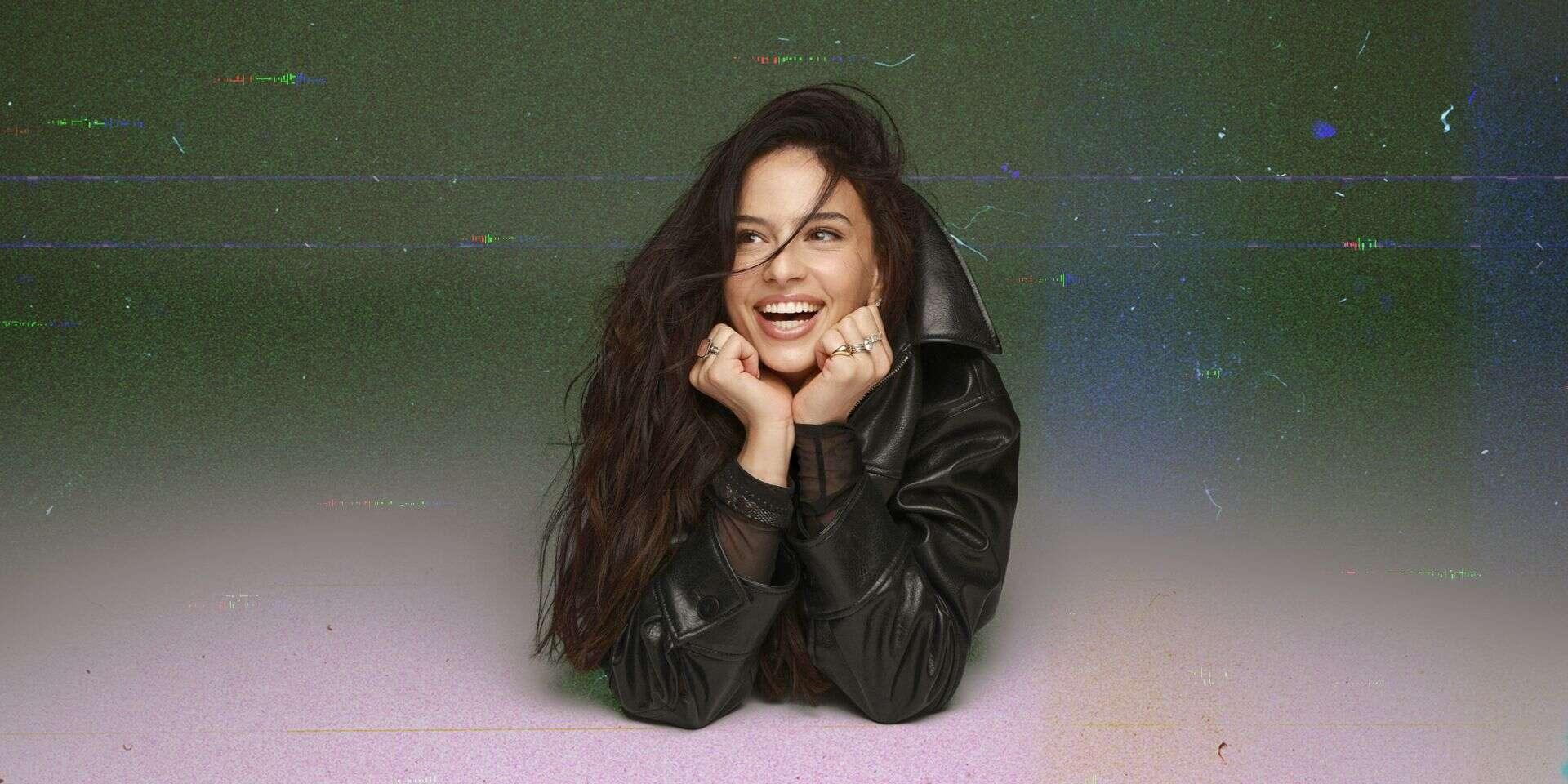 "הייתי בטוחה שנגמרו לי החיים". קורין גדעון , טל עבודי, סטיילינג: מזל חסון, איפור: טל עמית, עיצוב שיער: זיו אמסלם, ע.סטיילינג: ליאור לוי, בגדים: ז'קט - ZARA; הפקה: אורטל כהן
