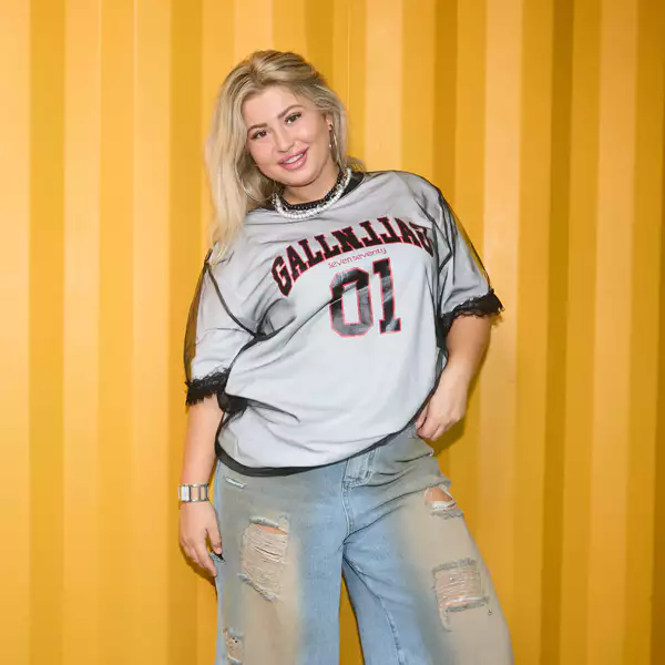 שלי "שלקה" סנדרוב , עדן חלמיש, סטיילינג: שרון זיידמן, איפור ועיצוב שיער: ורד בדוסה רוטרו, בגדים: חולצה - Seven Seventy; ג'ינס ושרשרת - Arketa. צולם בבית המכולות - בית לקהילה, קיימות וקולינריה בנמל יפו של עיריית תל אביב–יפו