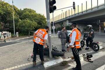 רוכב אופנוע נפגע מאוטובוס בתל אביב , איחוד והצלה