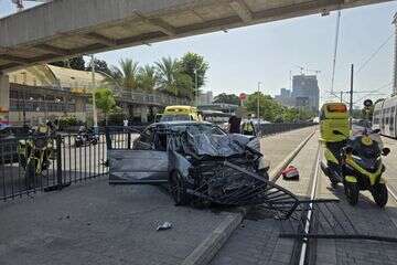 רכב התנגש במעקה בטיחות בפתח תקווה , דוברות מד"א