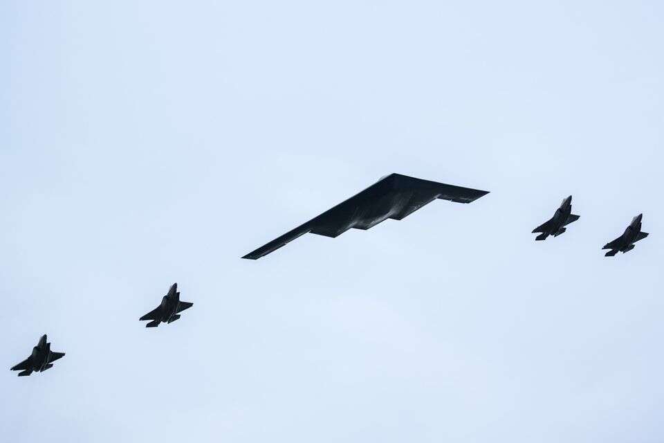 מפציץ B-2 מלווה בחמקני F-22 חולפים מעל שני הנשיאים , הבית הלבן