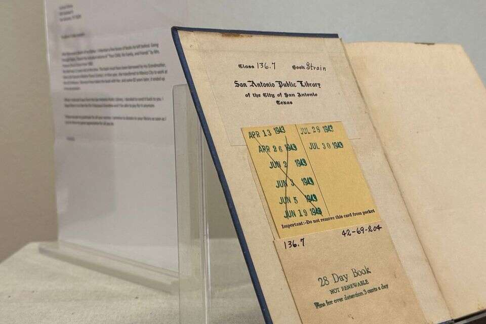 הספר שהושב לספרייה לצד המכתב , מתוך עמוד הפייסבוק של הספרייה הציבורית בסן אנטוניו