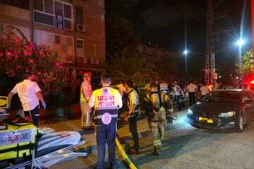 שריפה בקרית ים: שני קשישים נפצעו בינוני משאיפת עשן , תיעוד מבצעי מד"א