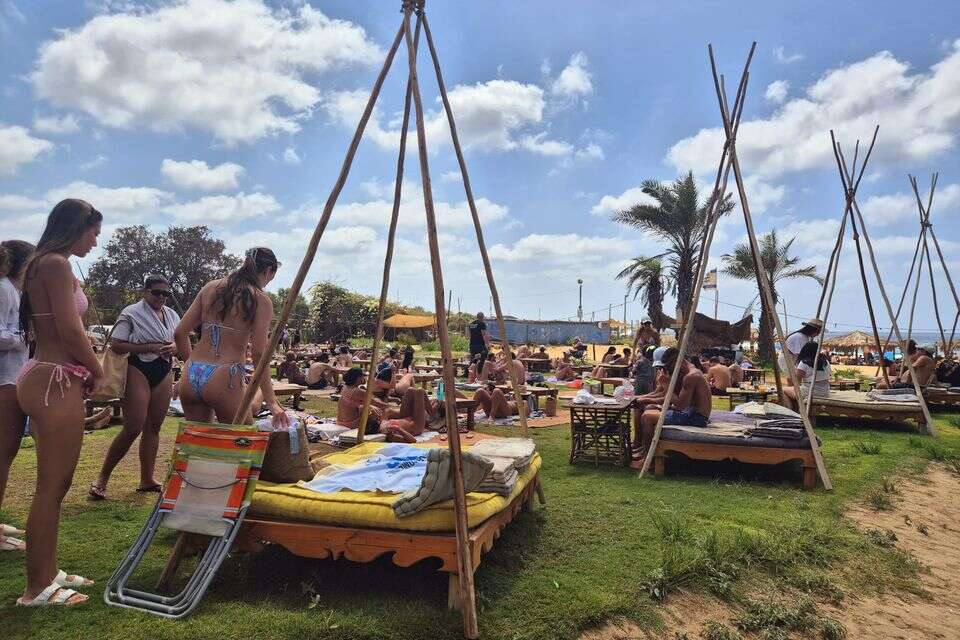 החוף של מוש באכזיב. חושות, דשא ואוהלים , סהר אברהמי