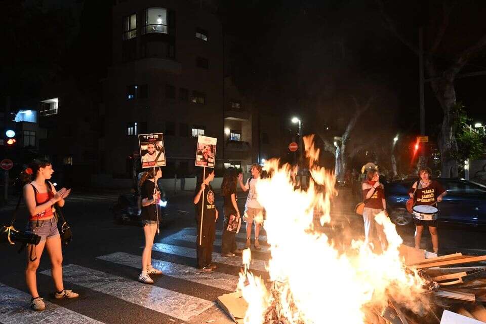 האש בוערת בתל אביב, הערב , אלון בנקי