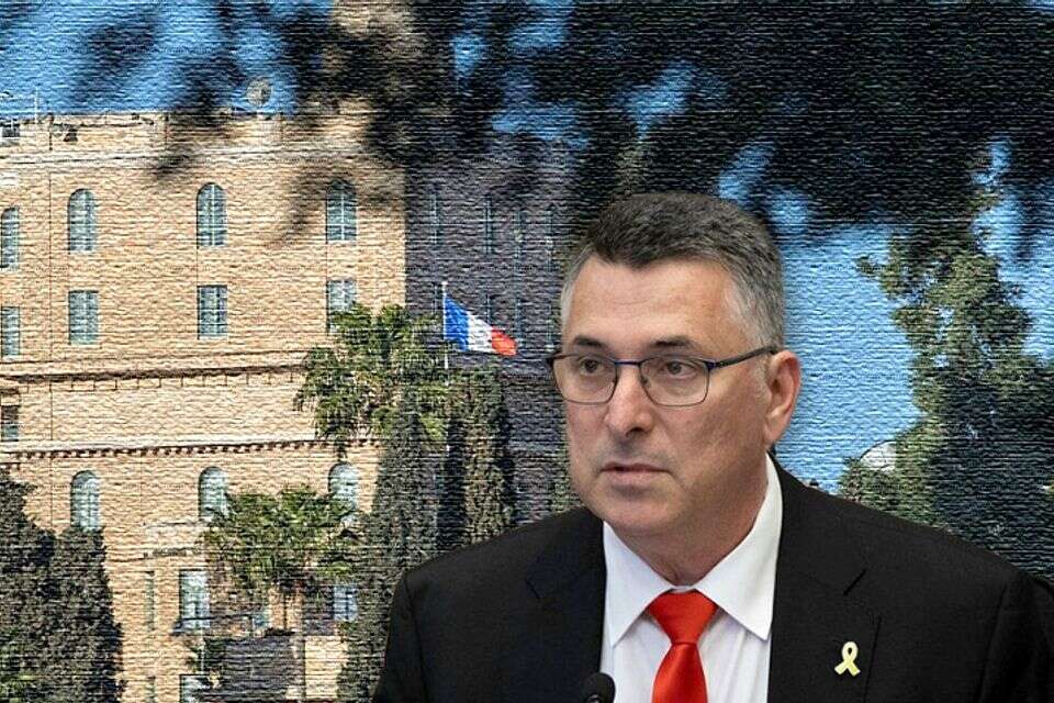 גדעון סער על רקע הקונסוליה הצרפתית , אורן בן חקון