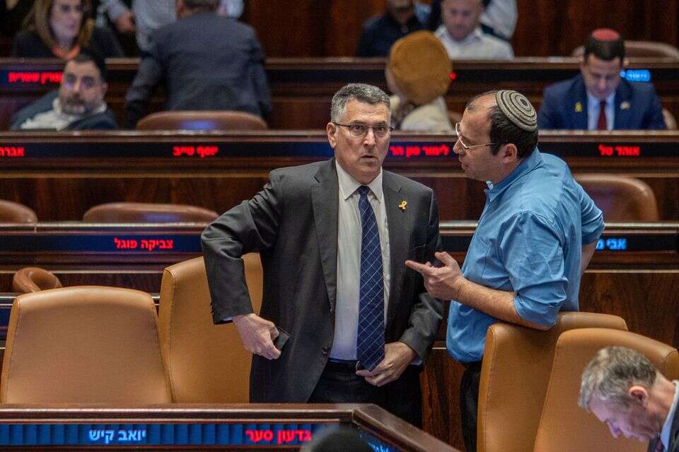 שר החוץ סער לצד ח"כ רוטמן במליאת הכנסת , אורן בן חקון