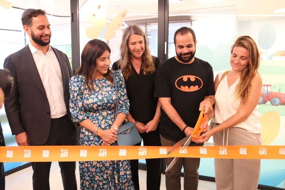 ירדן ביבס בפתיחת חדר המשחקים על שם שירי, אריאל וכפיר ביבס בשניידר , מרכז שניידר