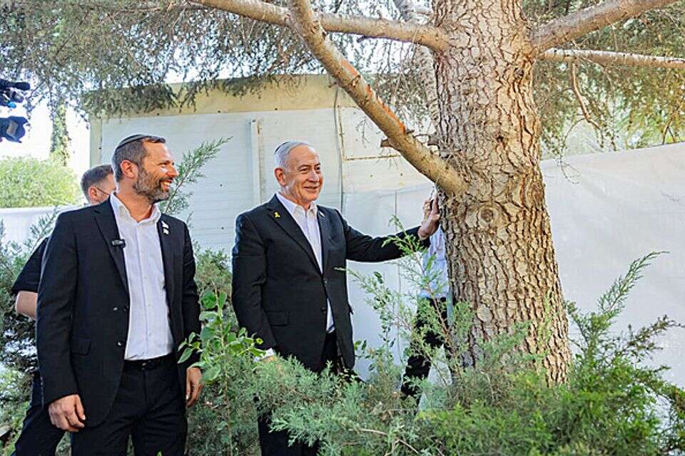 נתניהו בביקור בעופרה, השבוע. "נעשה הכל" , חיים טוויטו