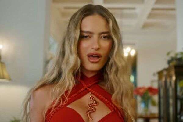 אמילי קופר בקליפ ל"בוז'ה מוי" , צילום מסך מיוטיוב