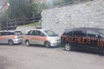 הרכבים עם הגרפיטי "פרי פלשתין" , ללא