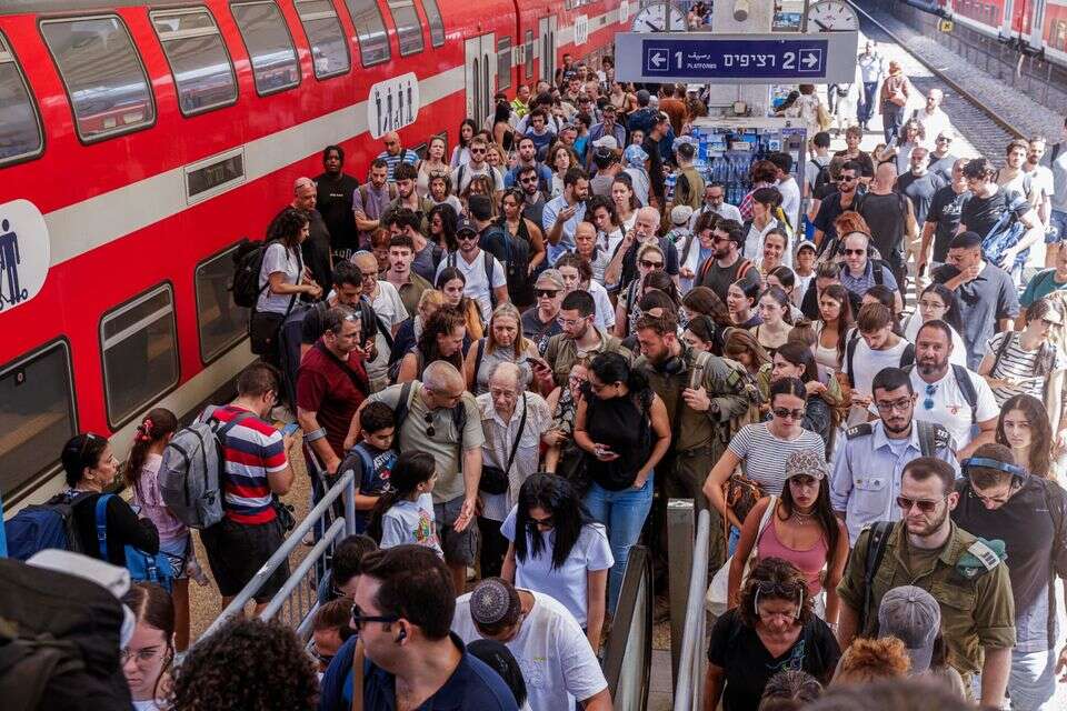 עומס בתחנת הרכבת  , יהושע יוסף 