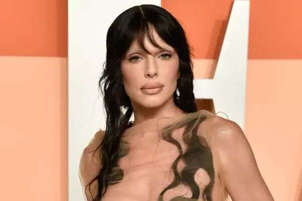 ג'וליה פוקס , AP