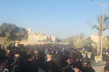 מחאת חסידי גור בערד , ללא קרדיט