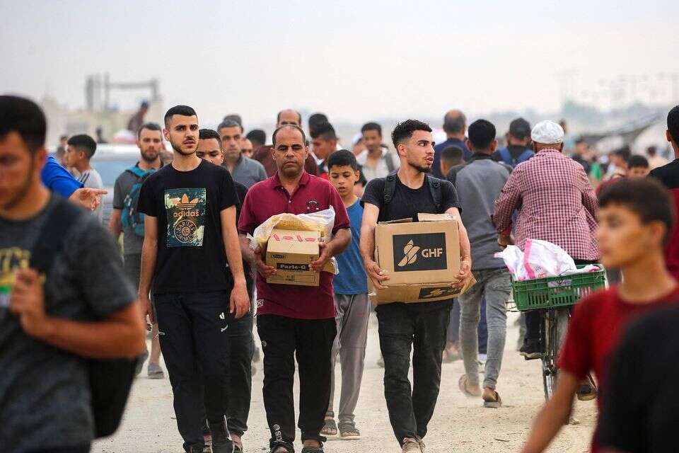 "אפשר לספר סיפורים, אבל בסוף לא יהיה מנוס מממשל צבאי". תושבי עזה עם חבילות הסיוע , אי.אף.פי