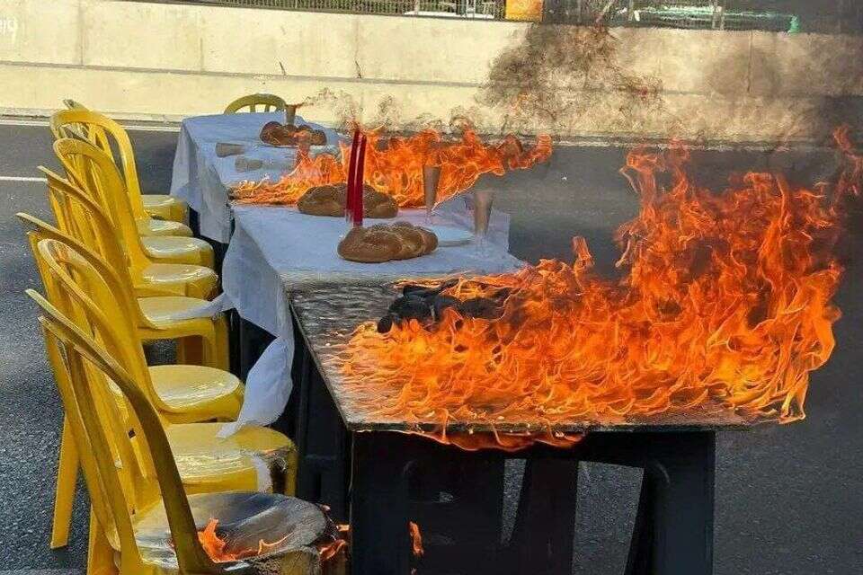 פעילים למען החטופים במיצג מחאה בנתיבי איילון , ללא