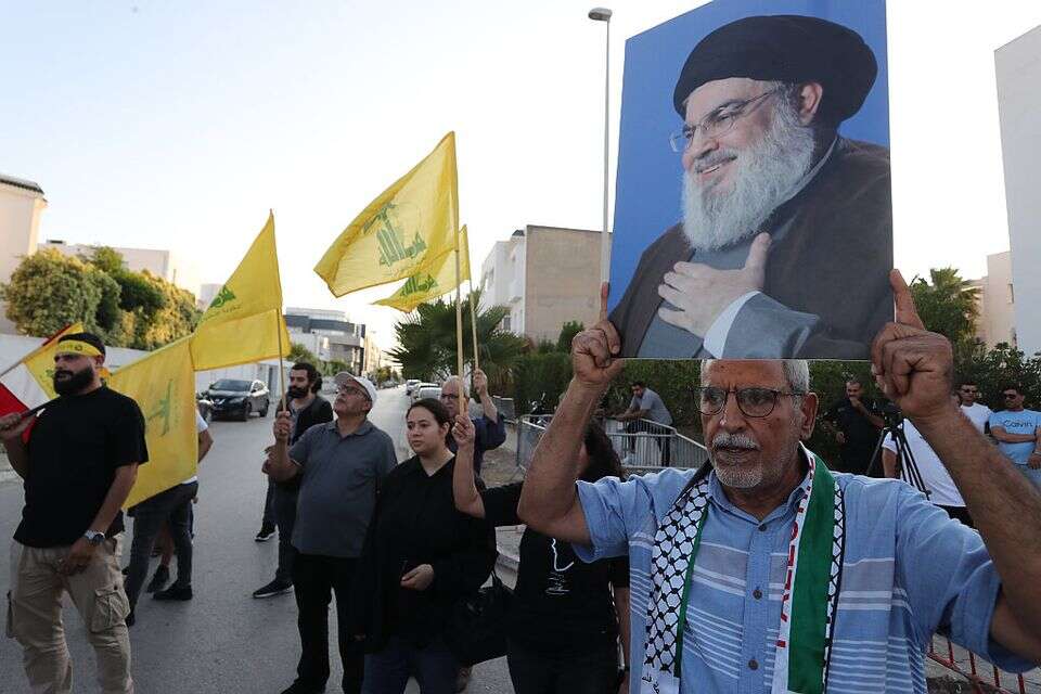 תומכי חיזבאללה מוחים על הכוונה לפרק את הארגון מנשקו , אי.פי.איי