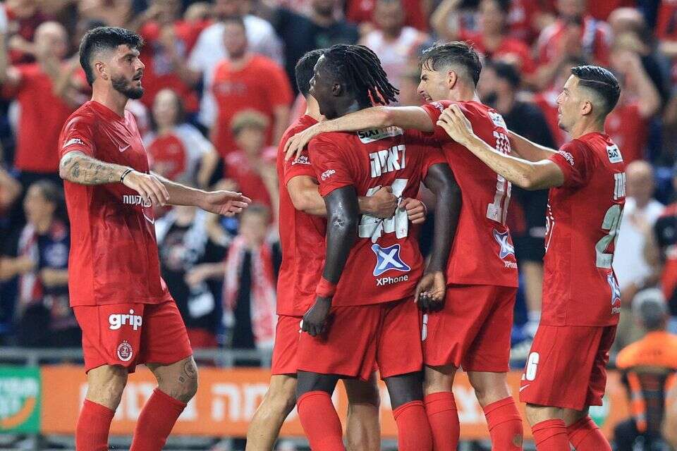 שחקני הפועל תל אביב חוגגים , אלן שיבר