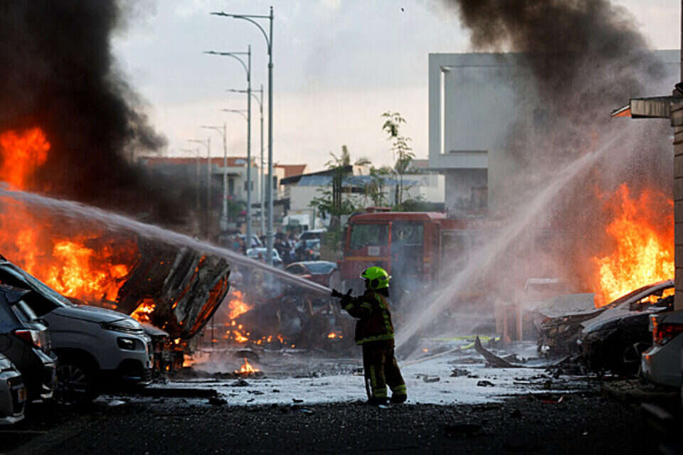 להבות באשקלון לאחר פגיעת טיל ב־7 באוקטובר , רויטרס