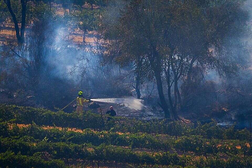 לוחמי האש מכבים את השריפה , אורן בן חקון