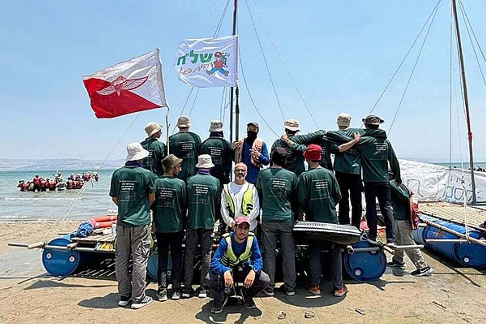 האב ליעד עם המדריכים, הלובשים את החולצה שעליה המשפט של בנו , יוסי זליגר