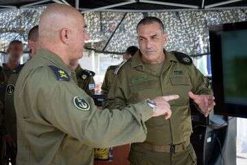 הרמטכ"ל זמיר עם מפקד חיל הים, אלוף דוד סער סלמה
 , דובר צה"ל