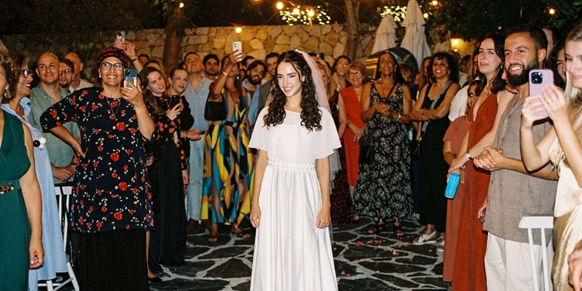 הנכדה הגר בשמלת הכלה המשוחזרת , טלי רצקר