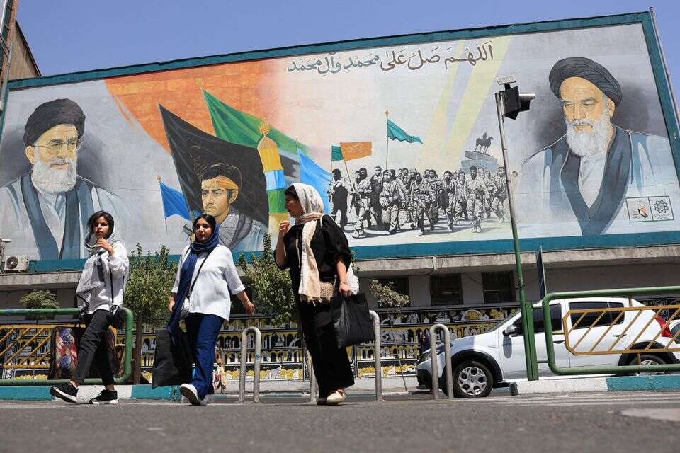 תמונות של חומייני וחמינאי ברחובות טהרן , EPA