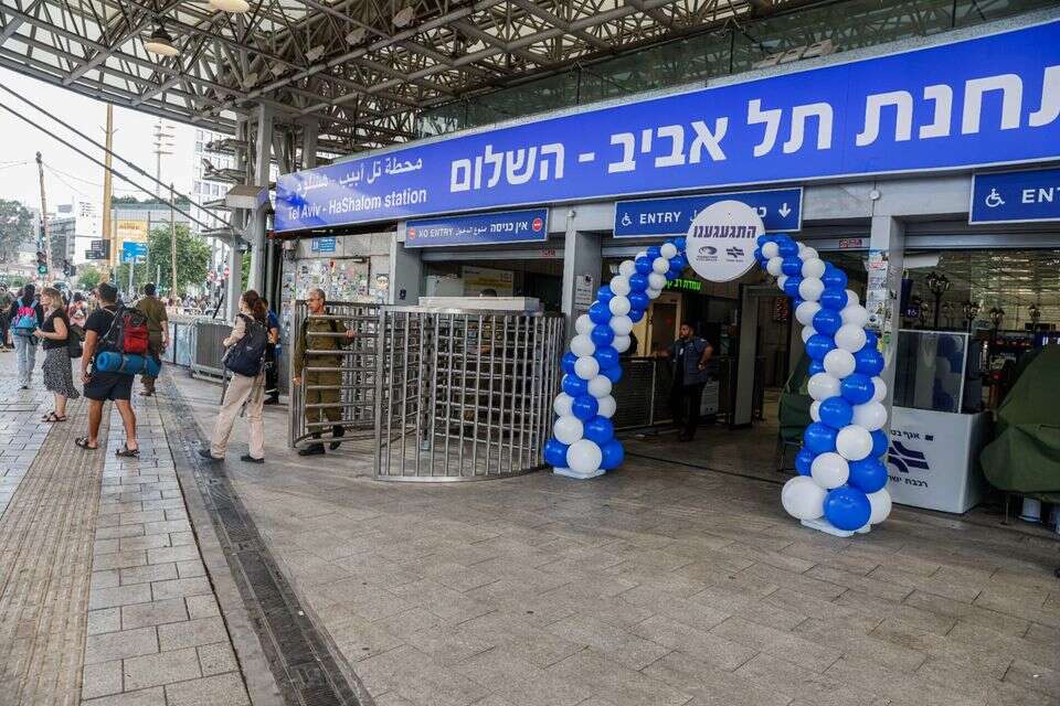 בלונים בכניסה לתחנת תל אביב השלום. רכבת ישראל , יהושע יוסף