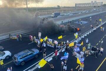 כביש 2 לכיון דרום נחסם על ידי פעילי מחאה למען החטופים , רות דביר