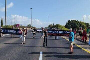 פעילי מחאה למען החטופים חוסמים את כביש 4, במחלף מסובים , אסתי