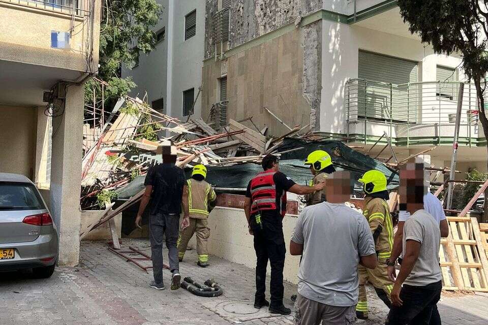 פיגומים קרסו בבניין בשיפוצים בתל אביב , מד"א