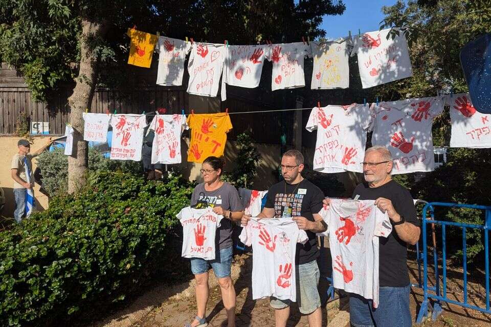 מחאה מול ביתו של שר החינוך יואב קיש , ללא