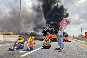 פעילים חוסמים את כביש 471 , טל א