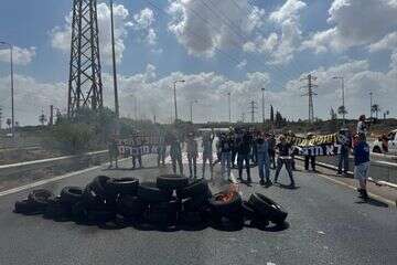 מפגינים חוסמים את כביש 1 לכיון מזרח במחלף שפירים , שחר ב.