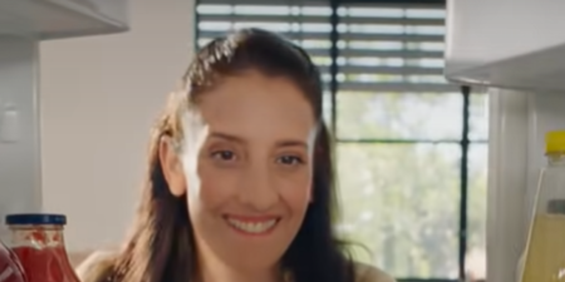 פרסומת עוף טוב. מקדמת אוכל מסרטן ועושה שיימינג למזון בריא , מתוך הפרסומת