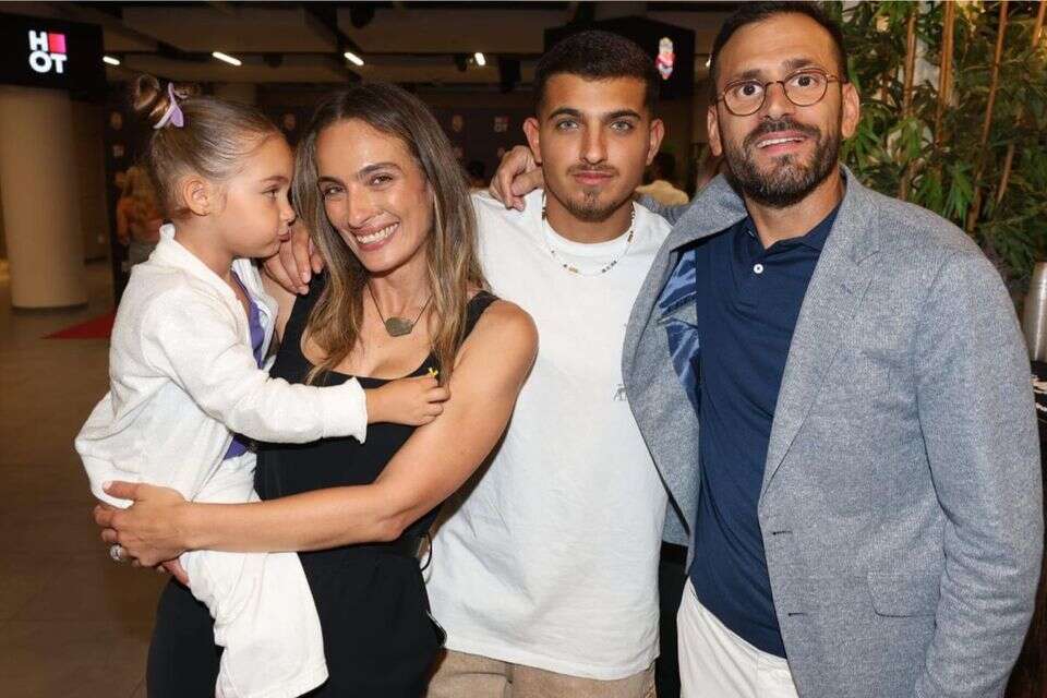 אל תגיד את זה. אלירז שדה עם אישתו אילנית לוי, ליאם גולן ובתם המשותפת אריאה , רפי דלויה