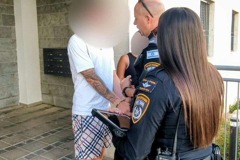 מעצר צעיר שתיעד את עצמו מטיל מימיו על קיר מסגד
, דוברות המשטרה