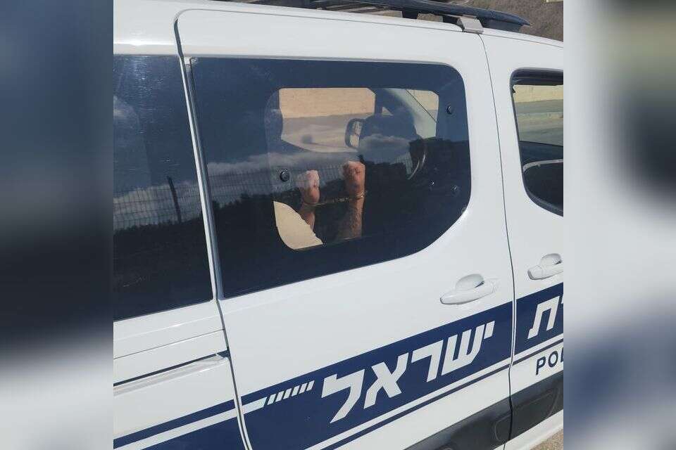 מעצר צעיר שתיעד את עצמו מטיל מימיו על קיר מסגד 
 , דוברות המשטרה