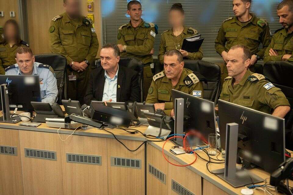 הרמטכ"ל, רב-אלוף אייל זמיר, שר הביטחון, ישראל כ״ץ, מפקד חיל האוויר, אלוף תומר בר, ראש אגף המודיעין ואלוף שלומי בינדר, ראש אגף המבצעים , דובר צה"ל