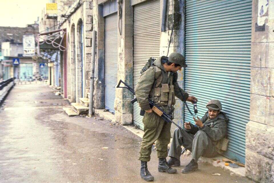 מעט כוחות - הרבה ביטחון. ימי הממשל הצבאי בחברון ,
