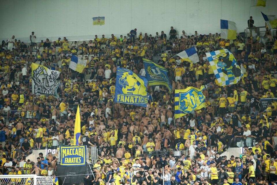 אוהדי מכבי תל אביב בשער 11 בבלומפילד , עמי שומן
