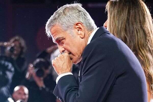 ג'ורג' קלוני מתעטש על השטיח האדום בפסטיבל ונציה 2025 , AP