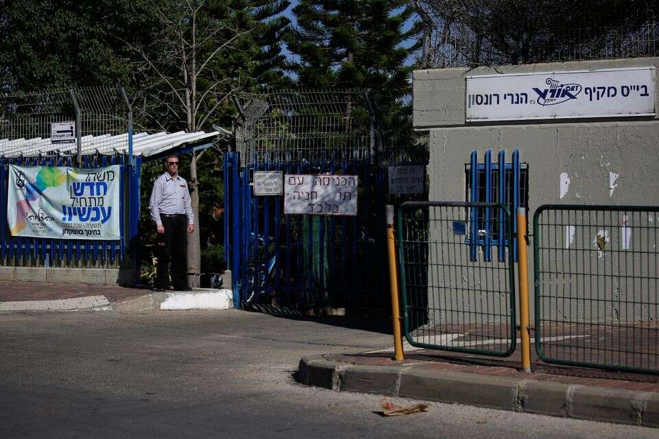 מאבטח בשער בית ספר באשקלון , ללא