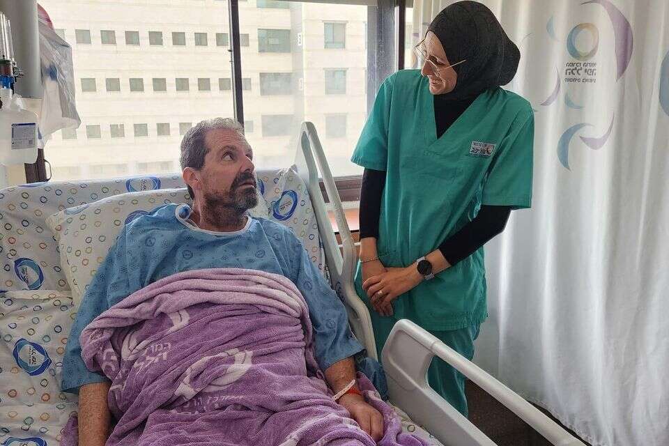 האחות סאג'א בדאראן ואבי הרשטיין לאחר הטיפול שהציל את חייו , דוברות בי"ח הילל יפה