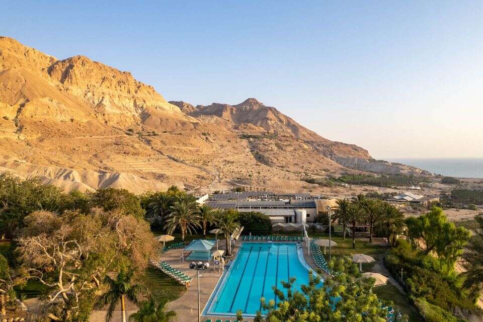 מלון עין גדי. "מרגישים בעננים" , איה בן עזרי