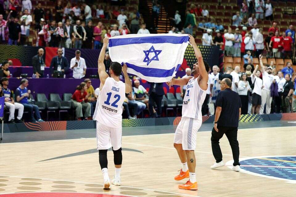 תומר גינת ורפי מנקו עם דגל ישראל , אלן שיבר